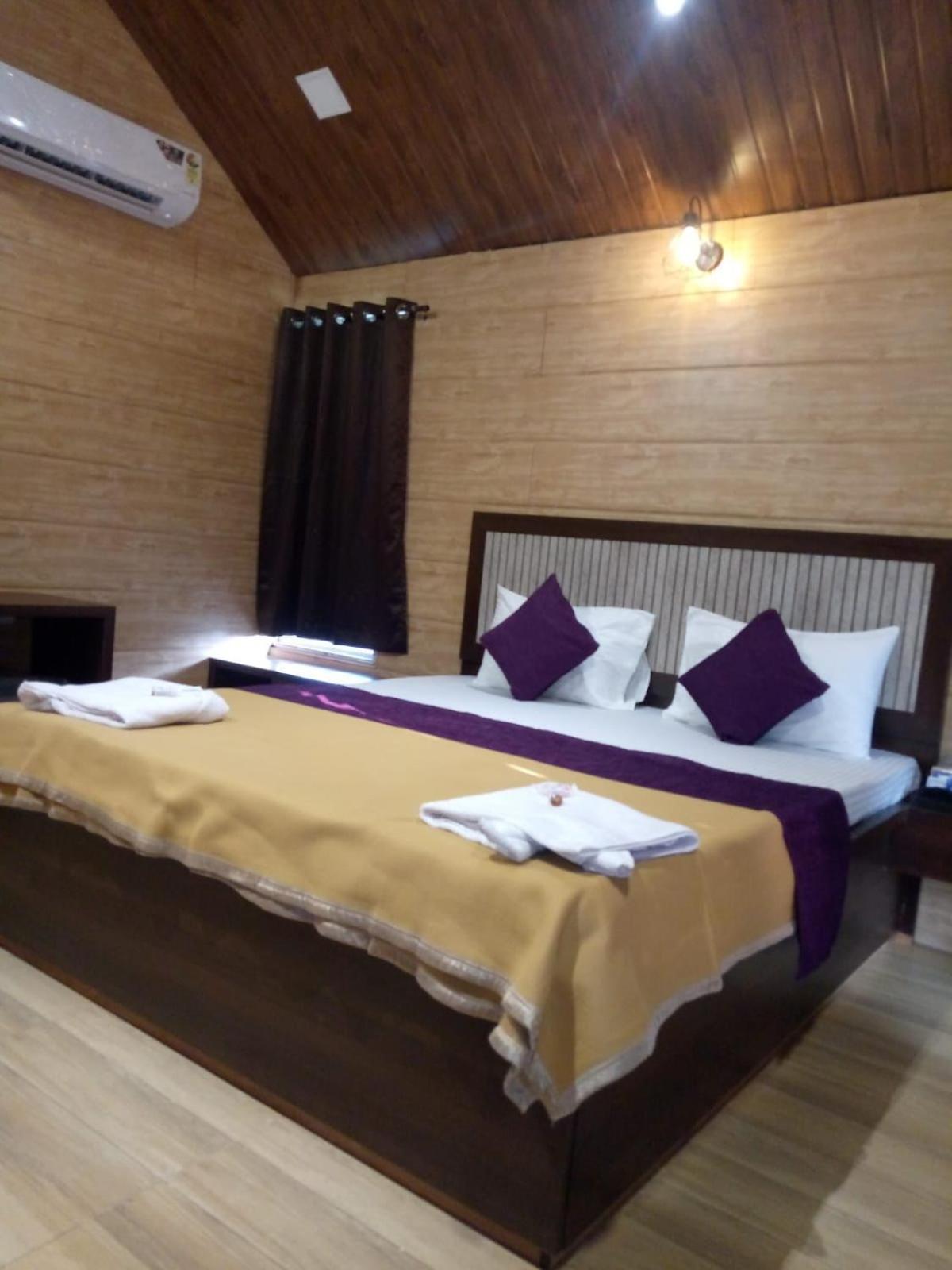 Whistling Waves Beach Resort Ānjarle Exteriör bild