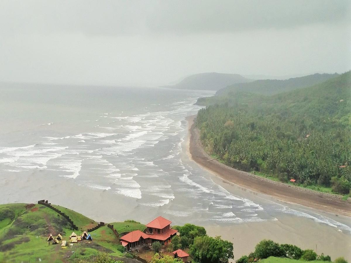 Whistling Waves Beach Resort Ānjarle Exteriör bild